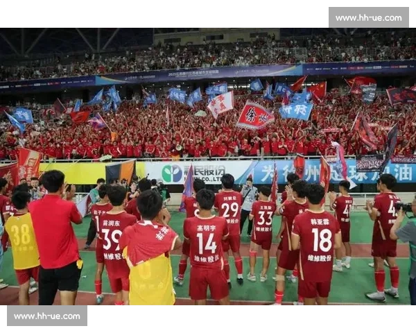 苏超赛场现中国红！球迷跨越山海为榕江助威